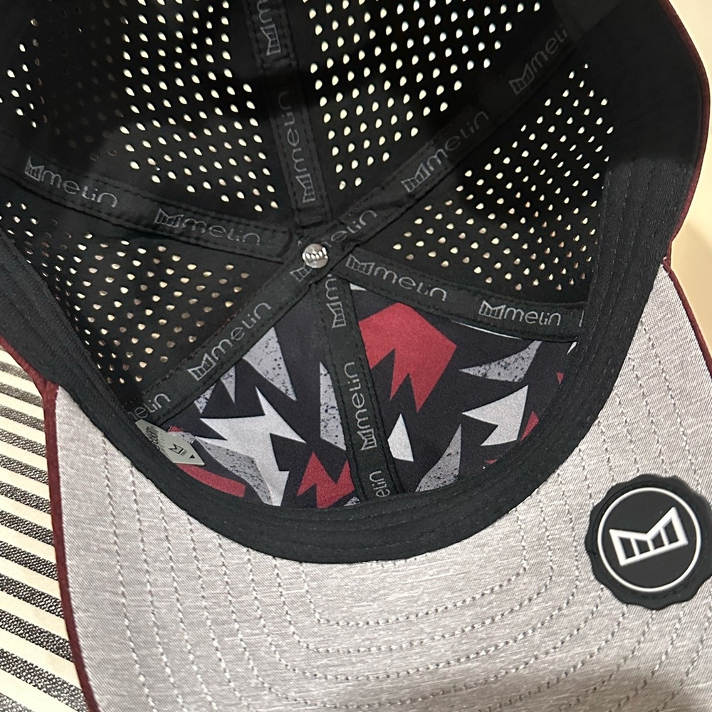 New men’s Melin Hat - maroon
